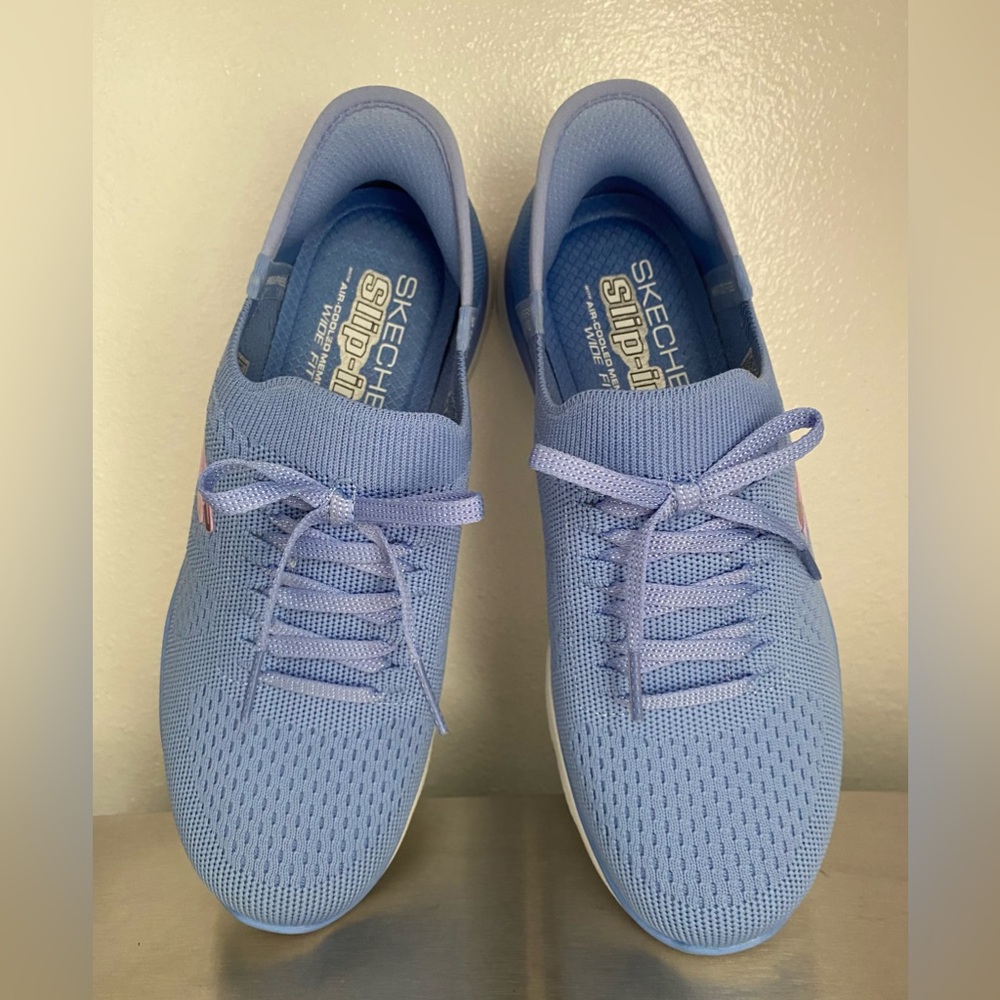 SKECHERS..WOMENS SUMMITS SLIP IN SNEAKERS